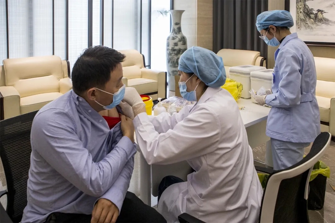 疫苗接种进企业，贴心服务暖人心